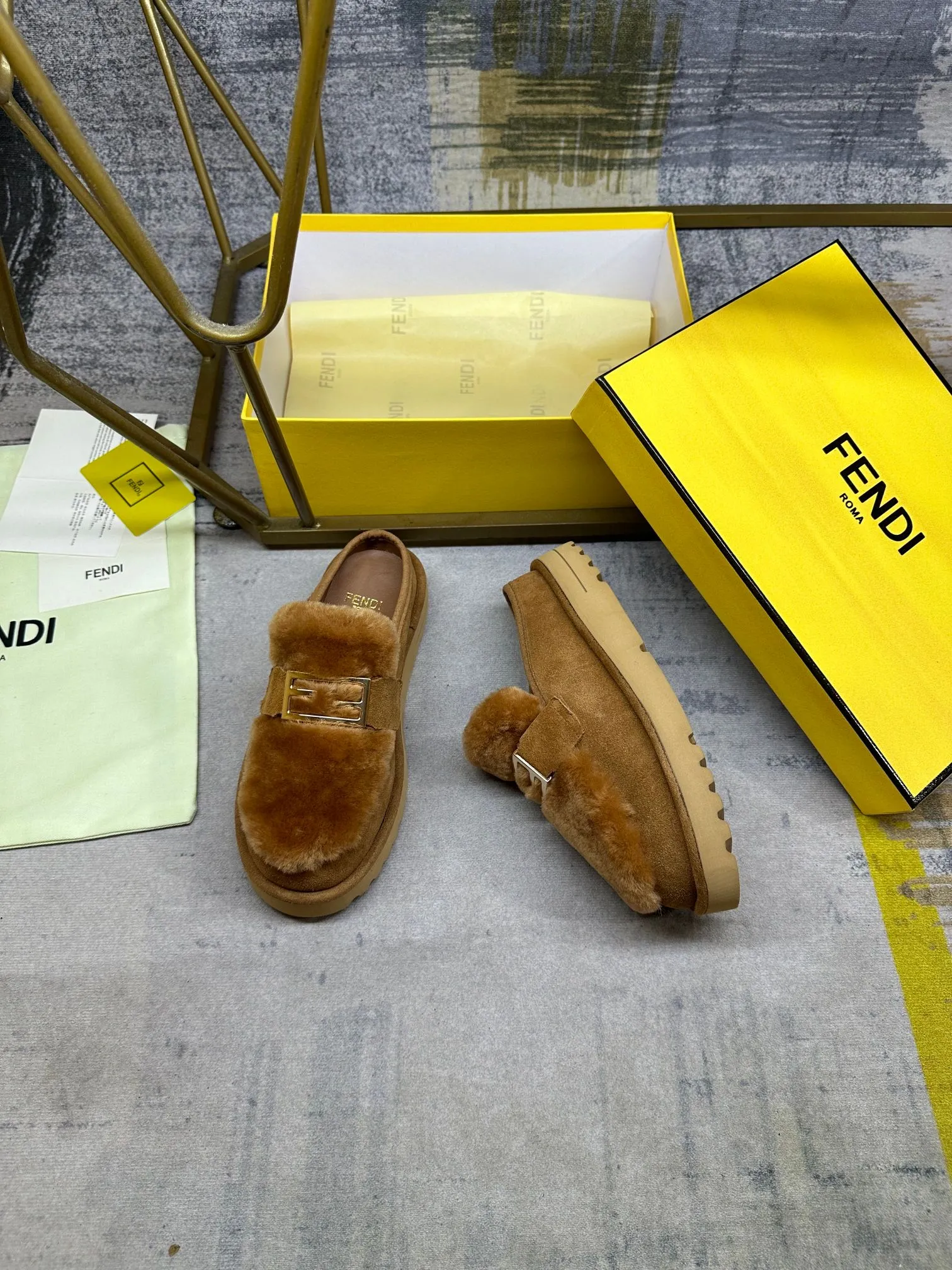 p518🐮🐮FENDI’s latest après-ski casual round-toe flat shoes. Made of black suede material, with straight fur tongue of the same color. Decorated with Baguette hardware in gold-finish metal. Thick black non-slip sole with FENDI logo on the heel, women's sizes 35-40, men's 39-45